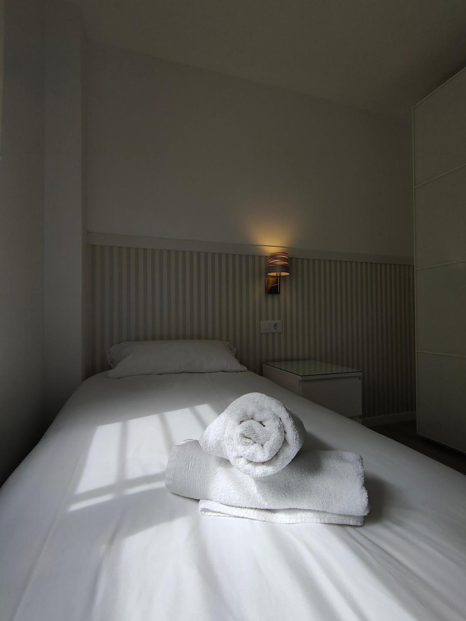 Casa Mallen, Con Amplia Terraza, En El Barrio De Nervion セビリア エクステリア 写真